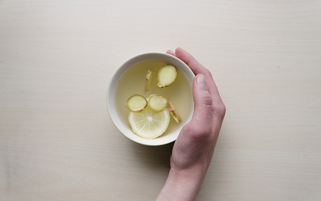 Bebida de jengibre con limón